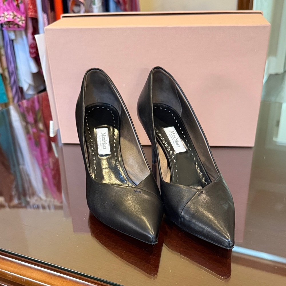 Black Leather Pointed-Toe Pumps - Women